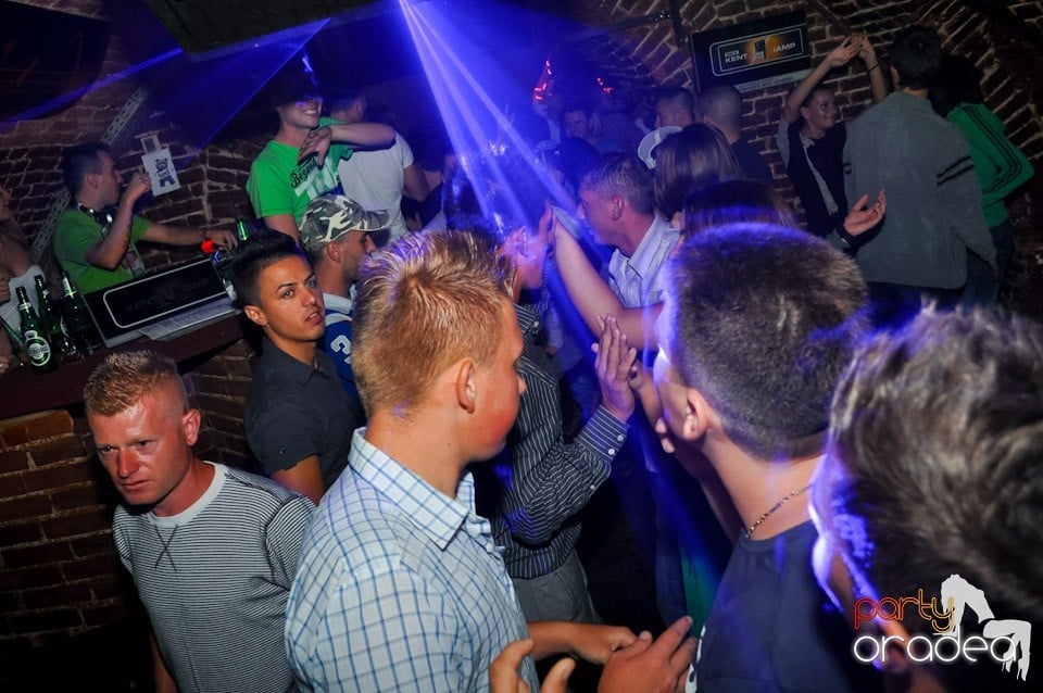 Distracţie în Club Escape, 