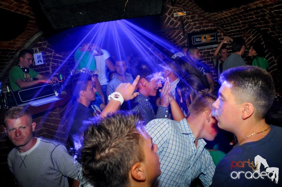 Distracţie în Club Escape, 