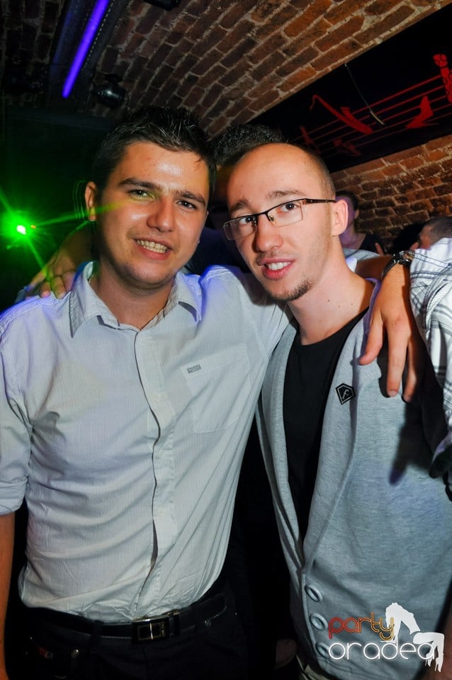 Distracţie în Club Escape, 