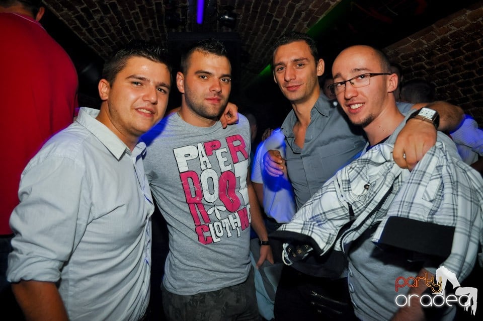 Distracţie în Club Escape, 