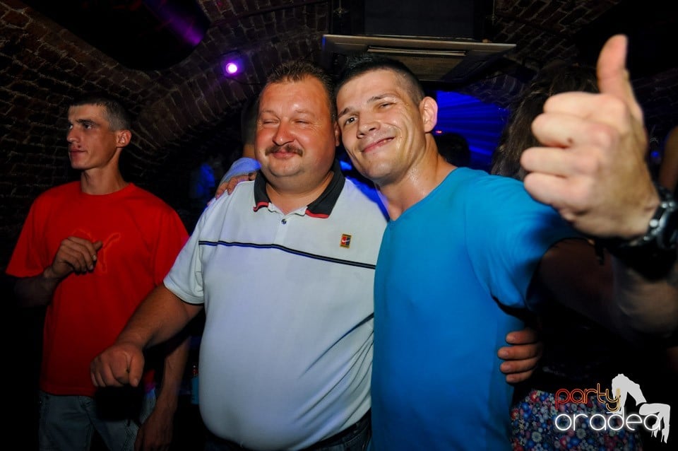 Distracţie în Club Escape, 