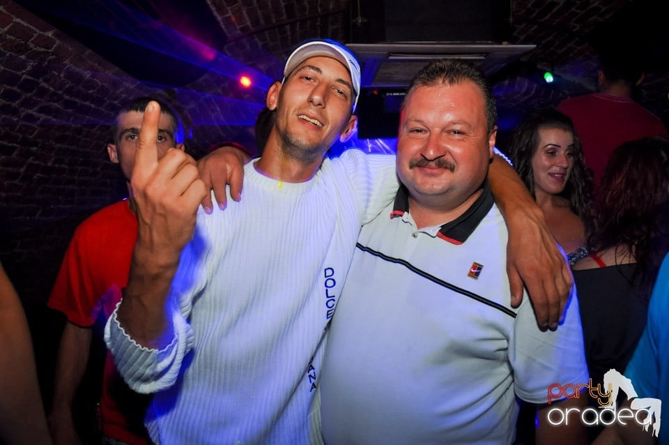 Distracţie în Club Escape, 