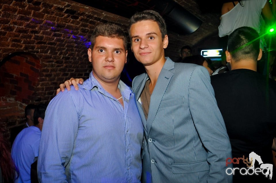 Distracţie în Club Escape, 