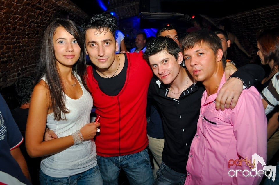 Distracţie în Club Escape, 