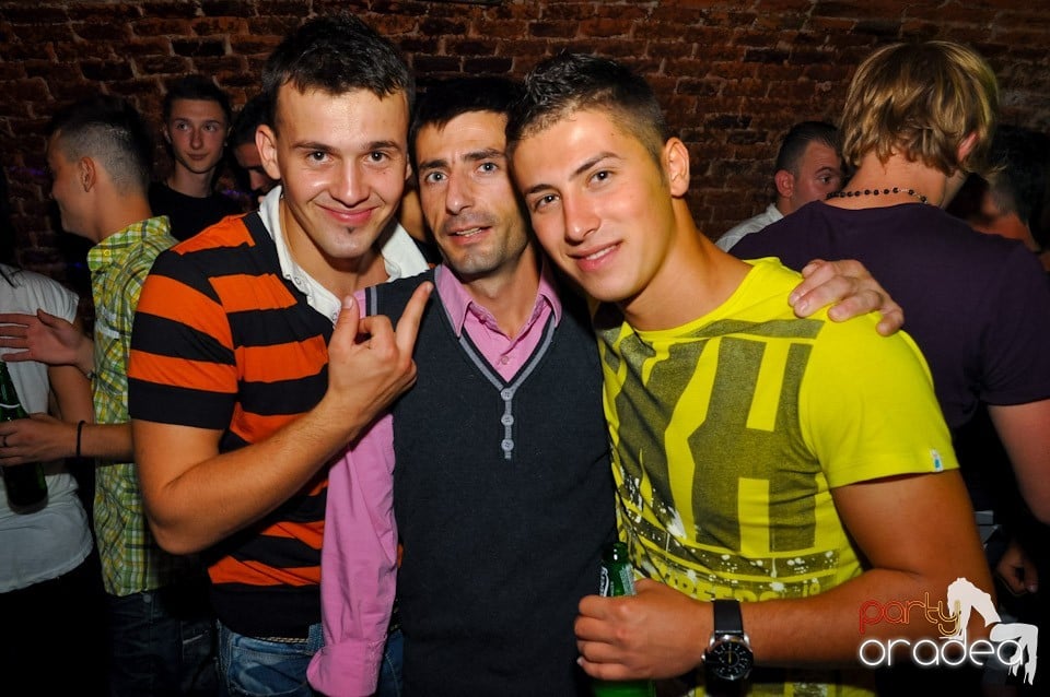 Distracţie în Club Escape, 