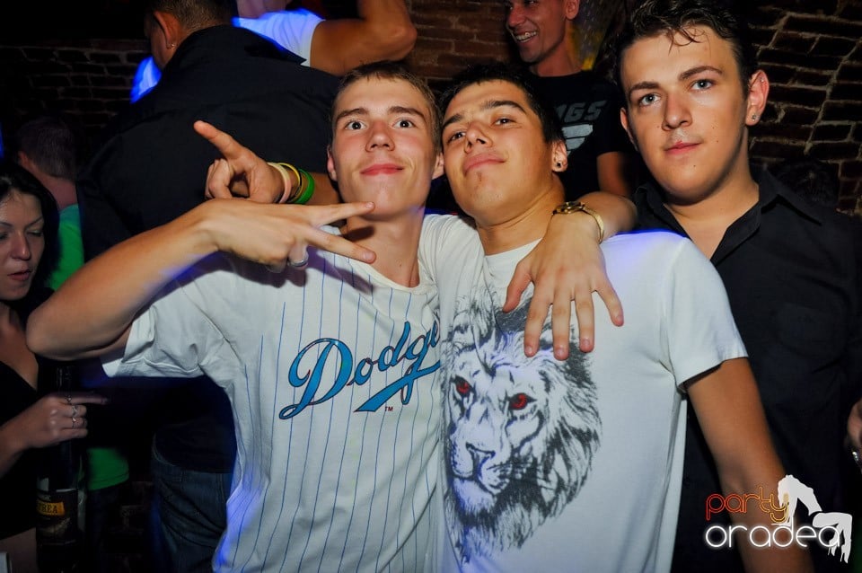 Distracţie în Club Escape, 