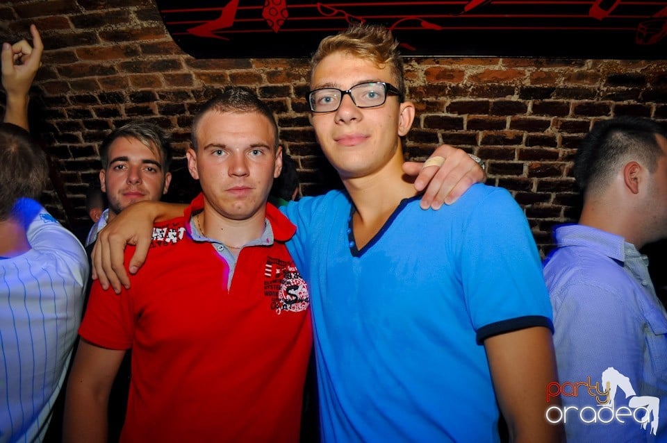 Distracţie în Club Escape, 