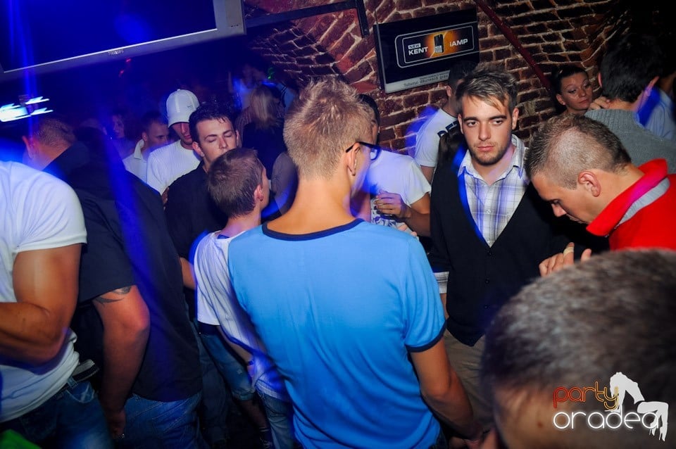 Distracţie în Club Escape, 