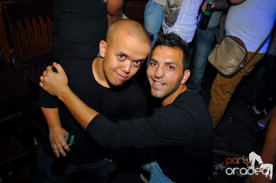 Distracţie în Club Escape, 