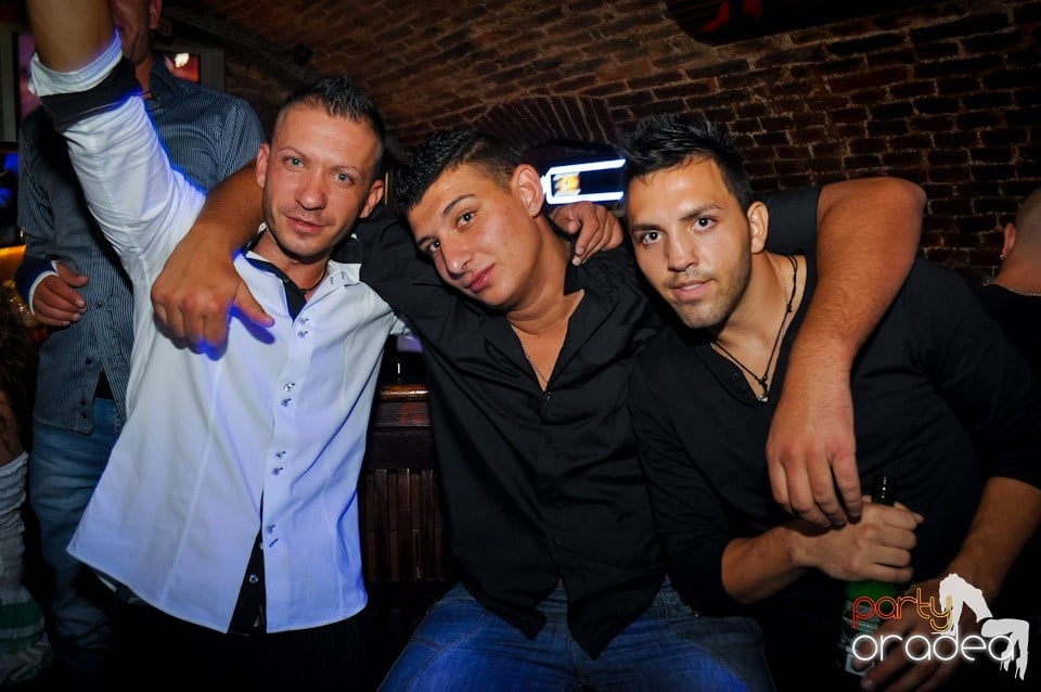 Distracţie în Club Escape, 