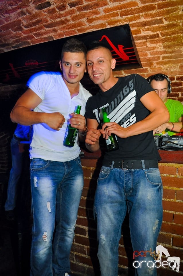 Distracţie în Club Escape, 