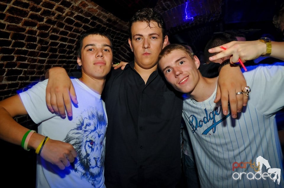 Distracţie în Club Escape, 