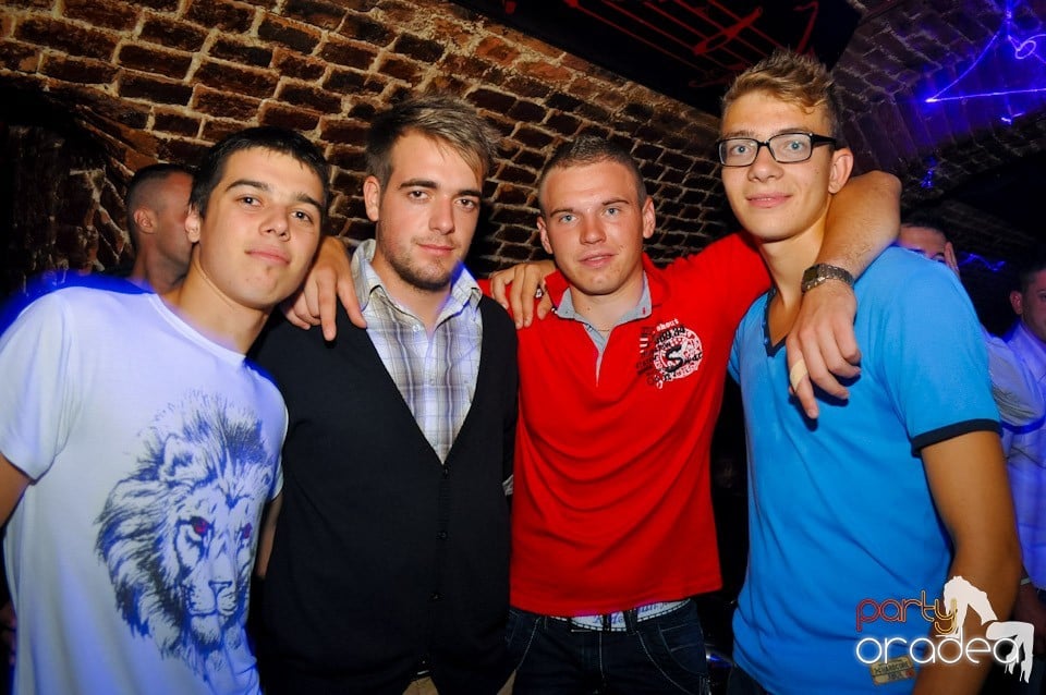 Distracţie în Club Escape, 