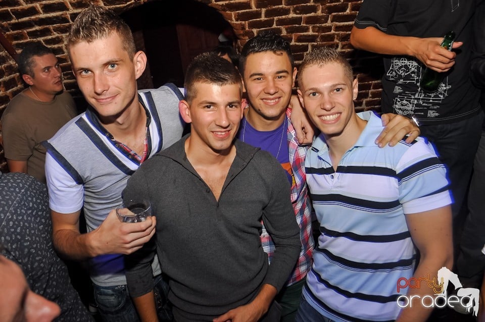 Distracţie în Club Escape, 