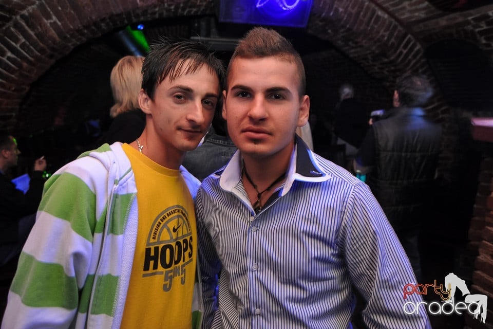 Distracţie în Club Escape, 