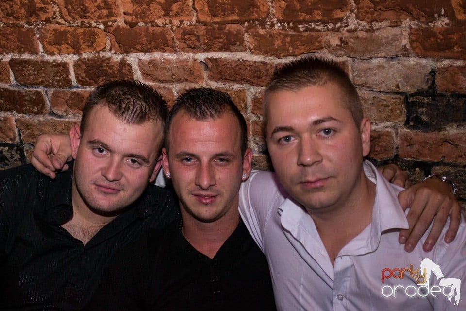 Distracţie în Club Escape, 