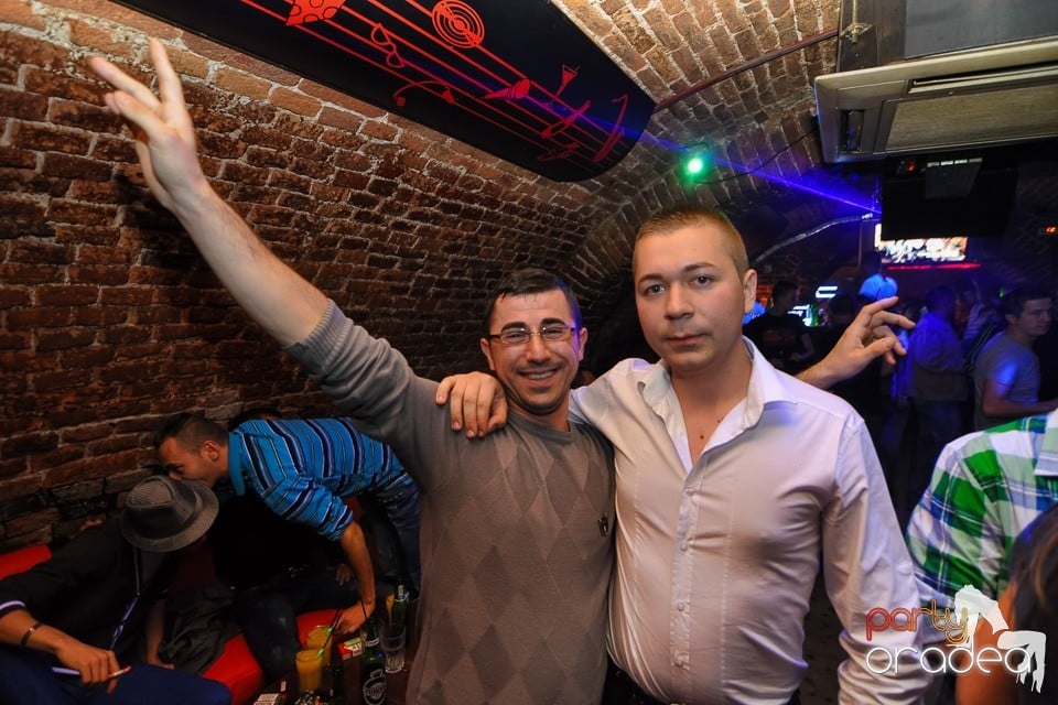 Distracţie în Club Escape, 