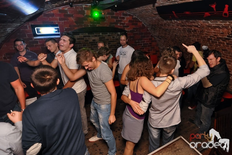 Distracţie în Club Escape, 