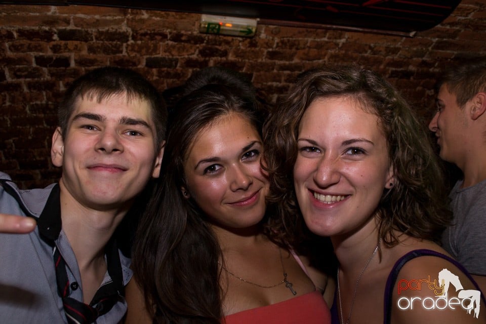 Distracţie în Club Escape, 