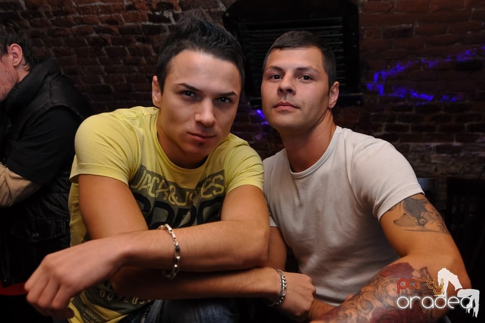 Distracţie în Club Escape, 