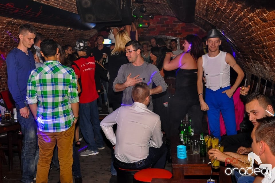 Distracţie în Club Escape, 