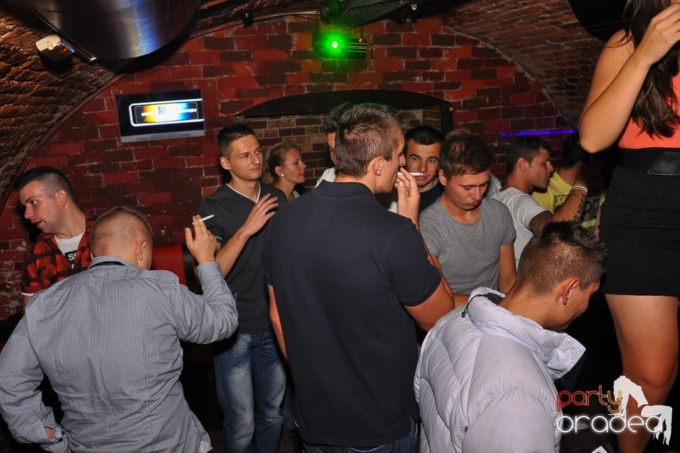 Distracţie în Club Escape, 