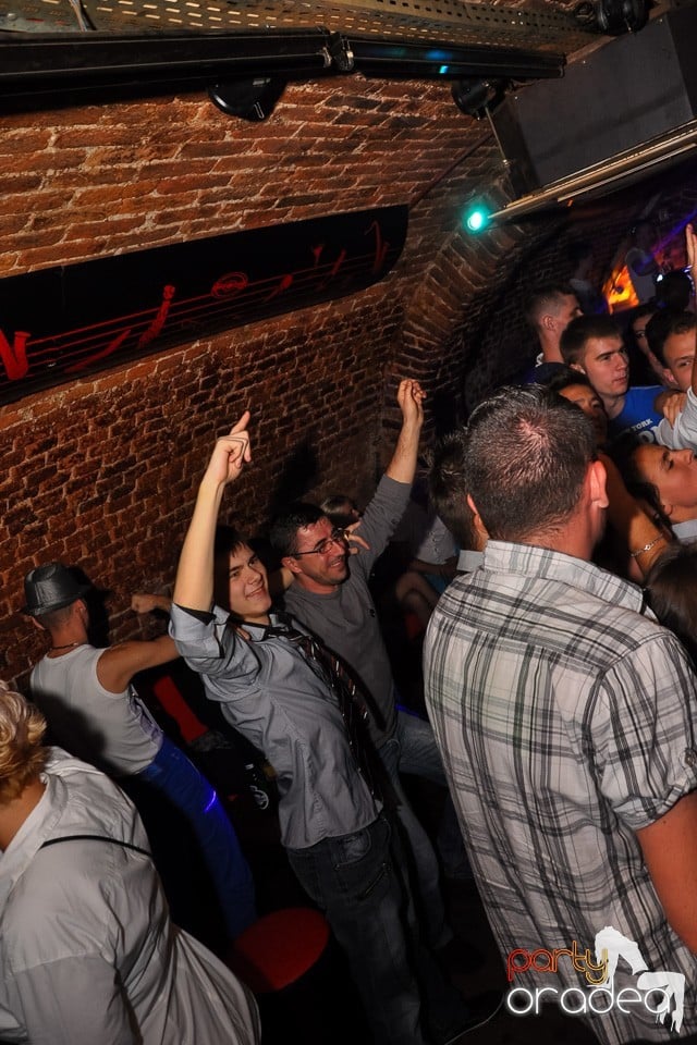 Distracţie în Club Escape, 