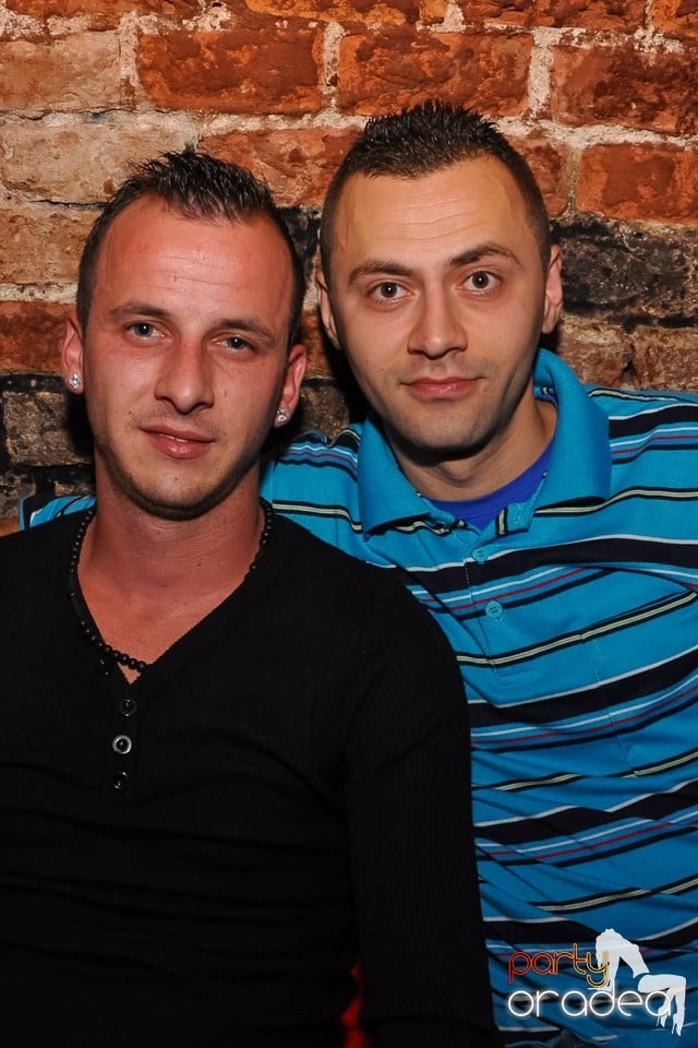 Distracţie în Club Escape, 