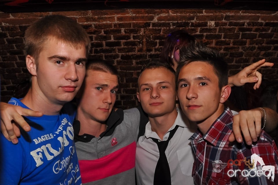 Distracţie în Club Escape, 