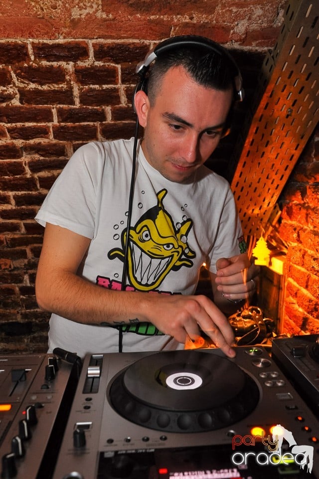 Distracţie în Club Escape, 