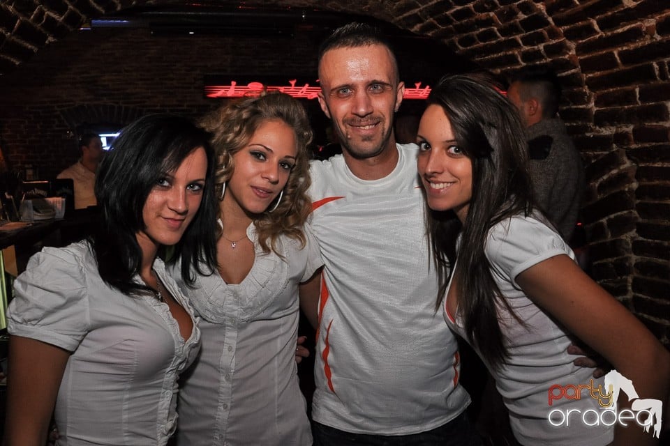 Distracţie în Club Escape, 