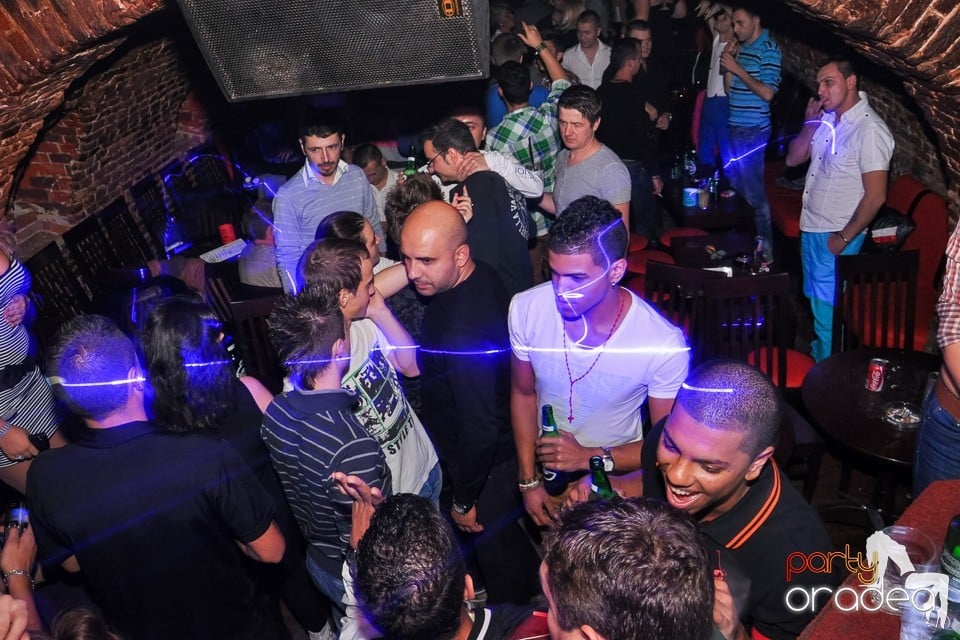 Distracţie în Club Escape, 