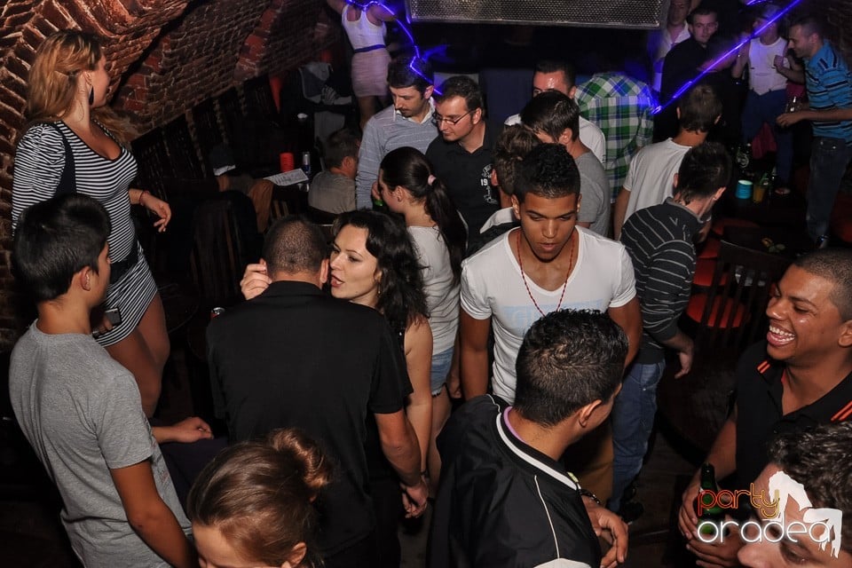 Distracţie în Club Escape, 