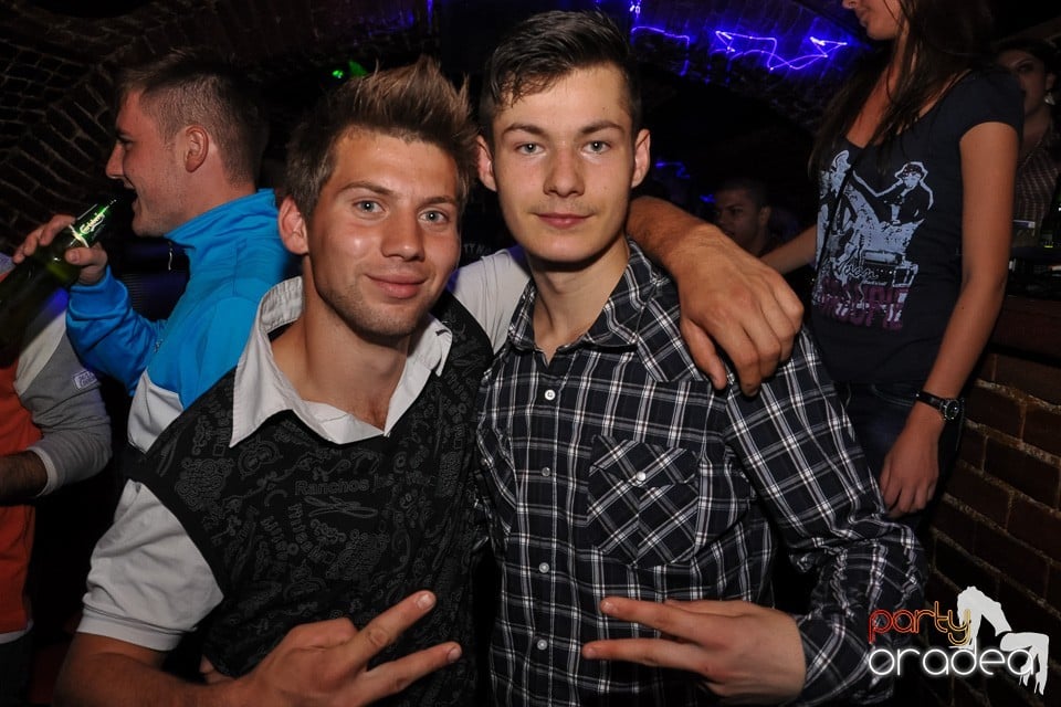 Distracţie în Club Escape, 