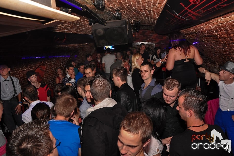 Distracţie în Club Escape, 