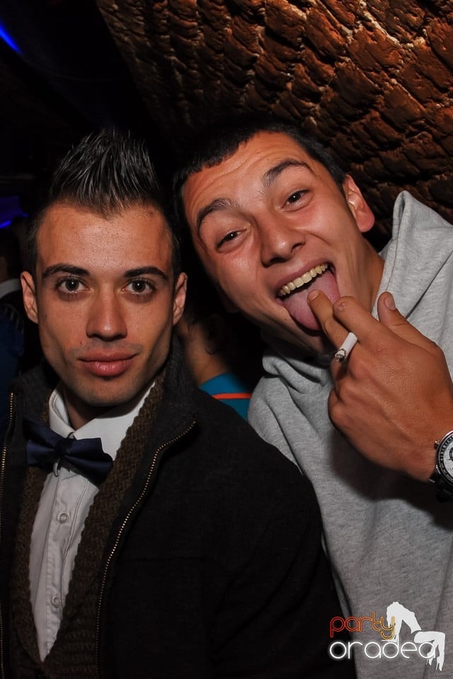 Distracţie în Club Escape, 