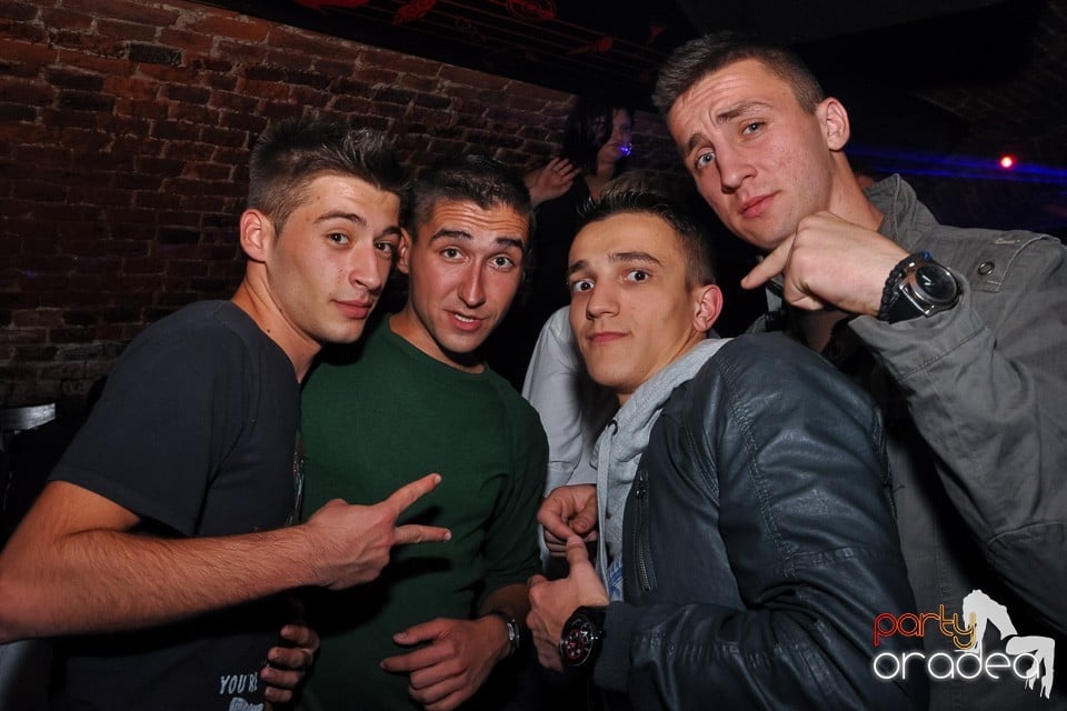 Distracţie în Club Escape, 