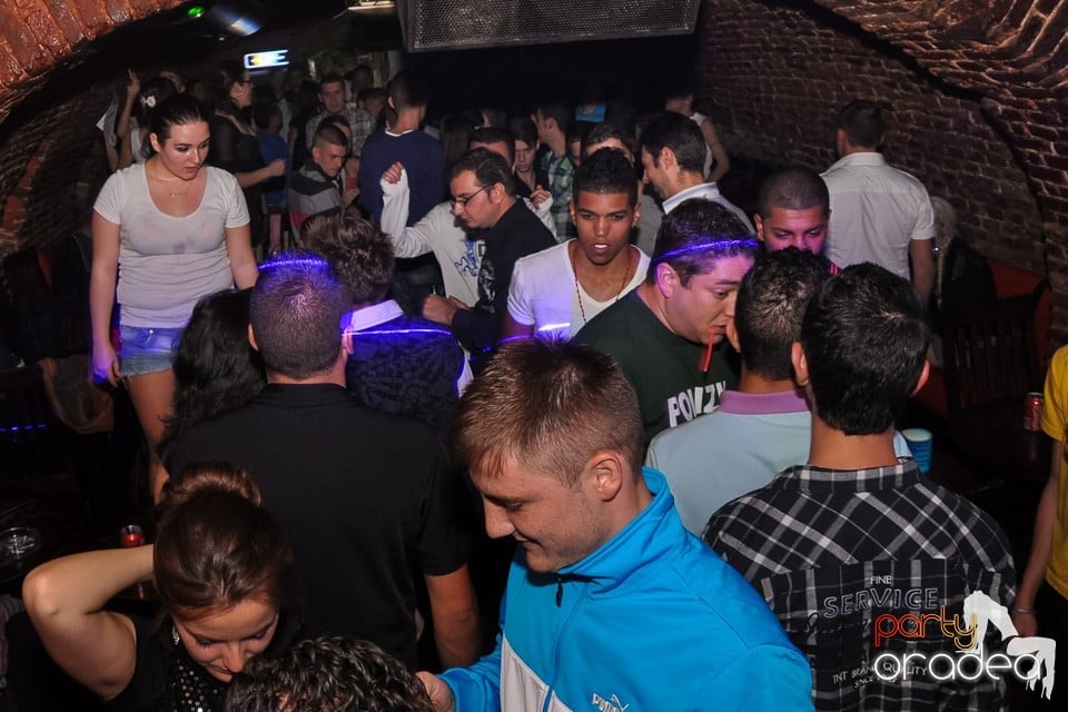 Distracţie în Club Escape, 