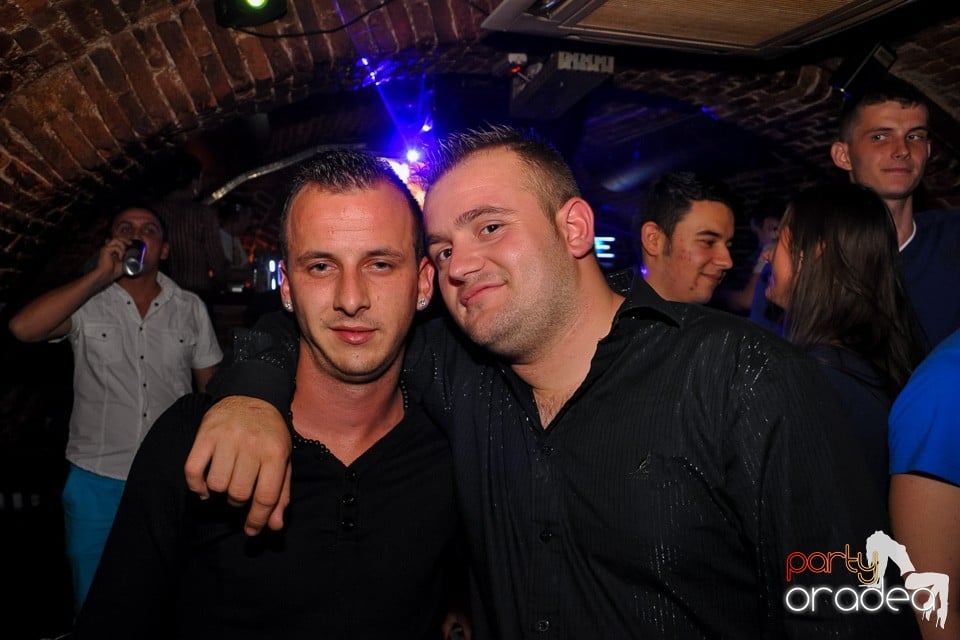 Distracţie în Club Escape, 