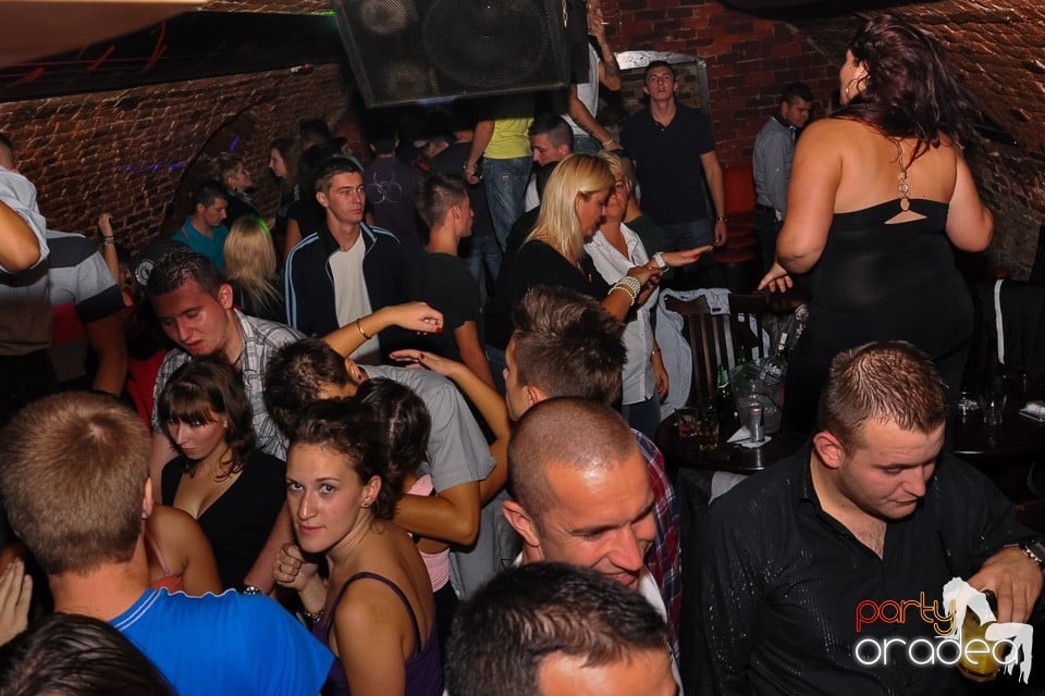 Distracţie în Club Escape, 