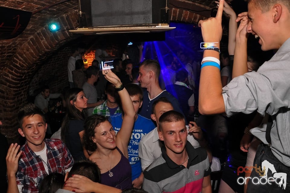 Distracţie în Club Escape, 