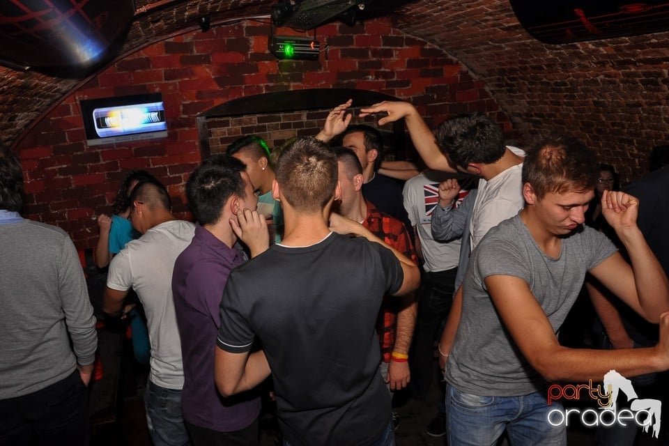 Distracţie în Club Escape, 