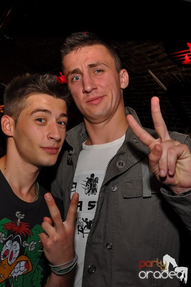 Distracţie în Club Escape, 