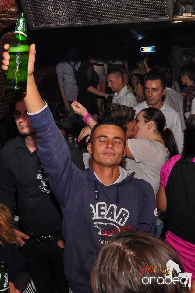 Distracţie în Club Escape, 