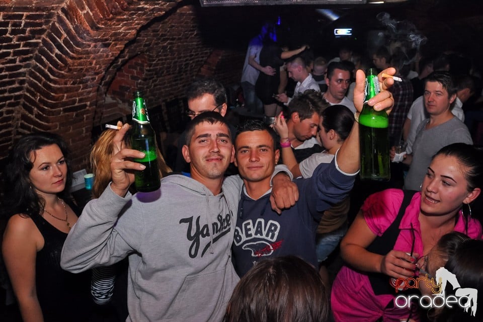 Distracţie în Club Escape, 