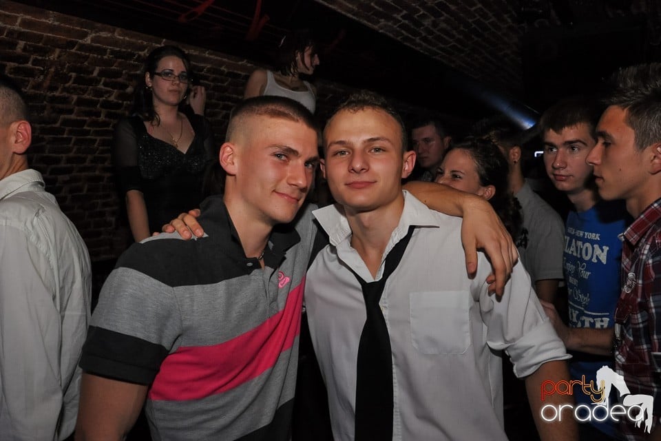 Distracţie în Club Escape, 