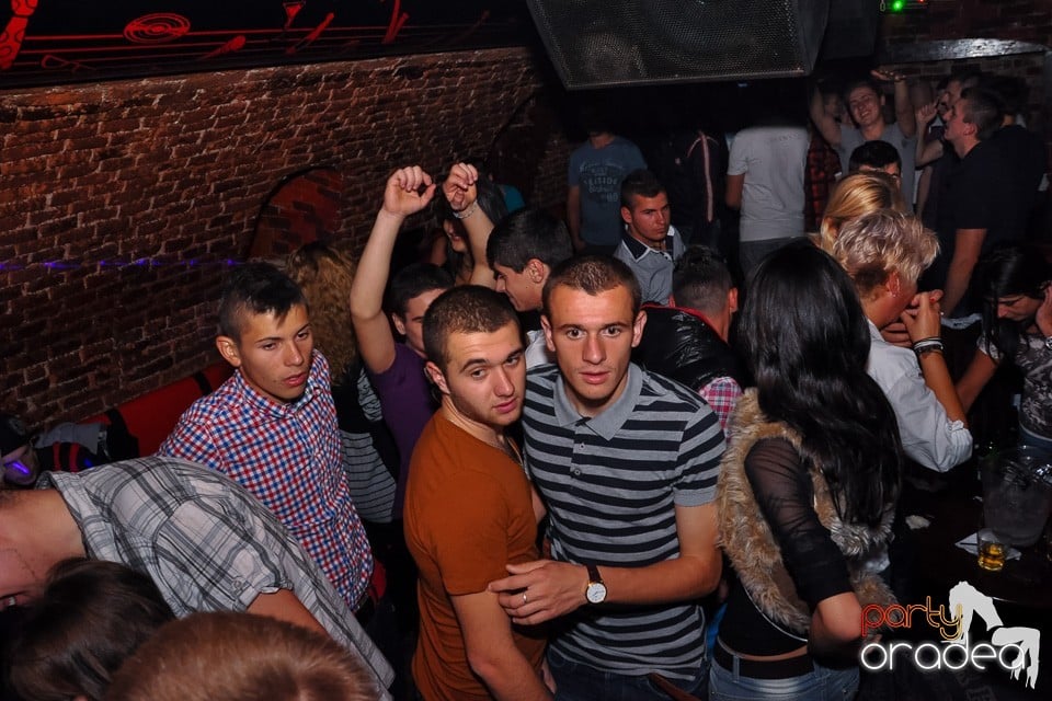 Distracţie în Club Escape, 