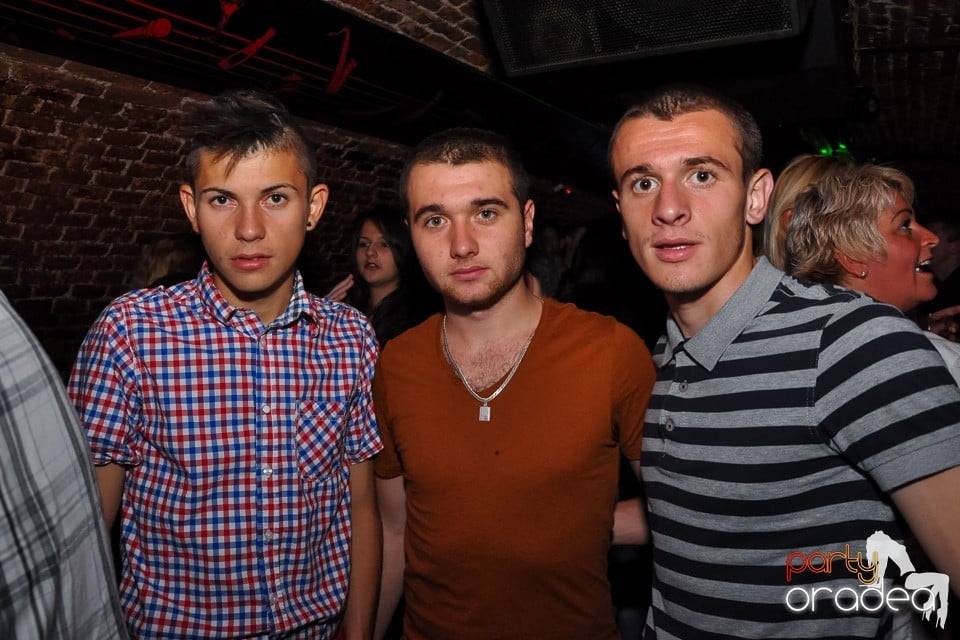 Distracţie în Club Escape, 