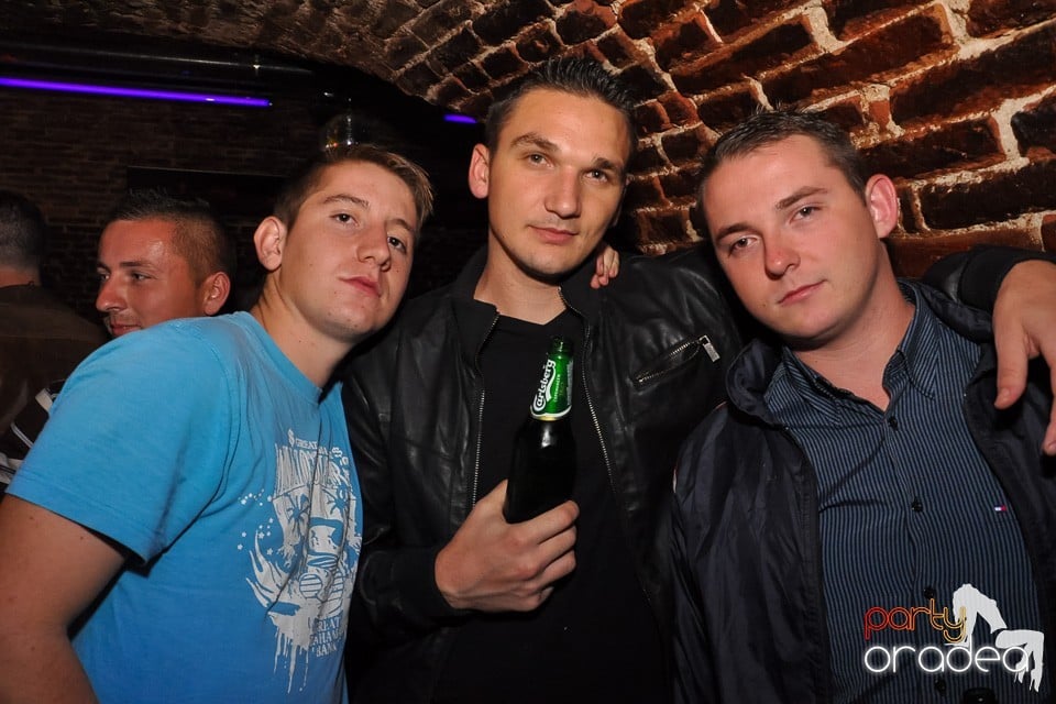 Distracţie în Club Escape, 