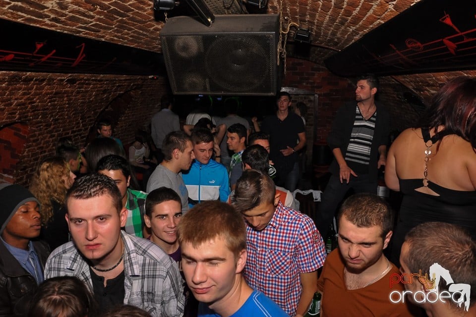 Distracţie în Club Escape, 